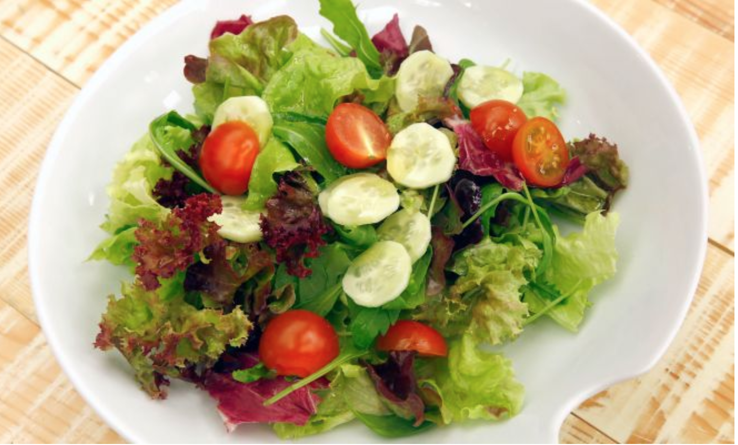 Ensalada de lechugas variadas, pepino y tomates cherry con berberechos y arroz salvaje.